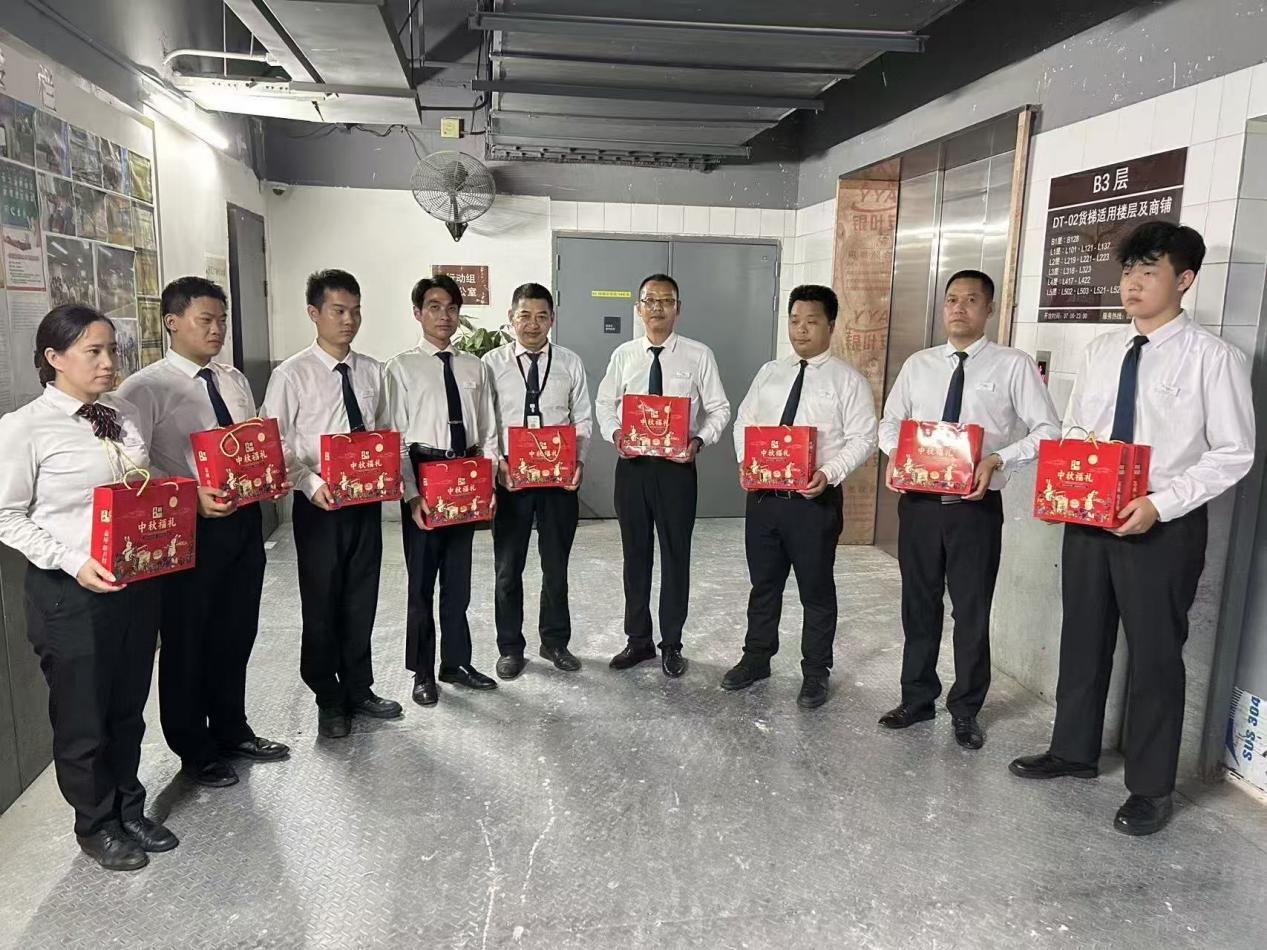 【军卫保安】广东军卫保安“浓情双节，关怀相伴”?