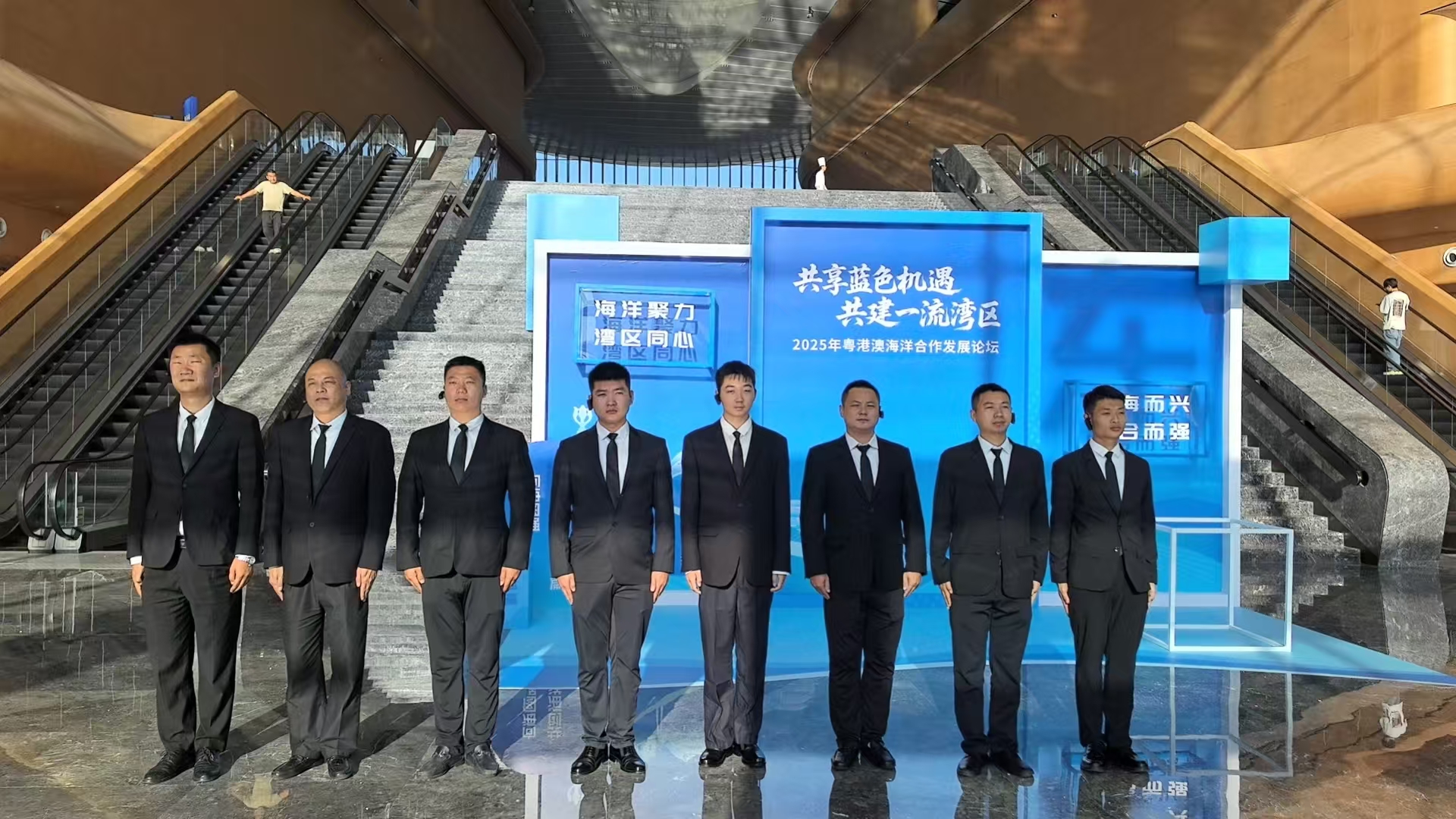 【军卫保安】专业护航：如何精准选择私人随身护卫服务?